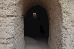 石砌隧道内的幽深处