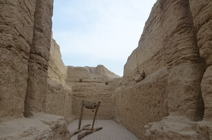 古老峡谷中的狭窄通道