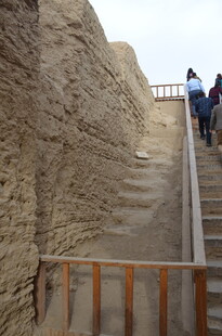 游客漫步古老阶梯遗址