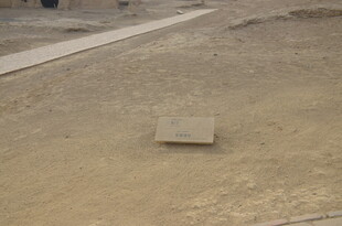 地面上的方形石板