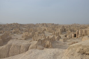 沙漠中的古老土丘遗迹