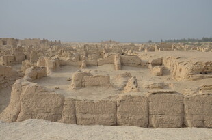 古老沙漠中的建筑遗迹