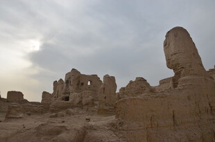 沙漠中的古老遗迹景观