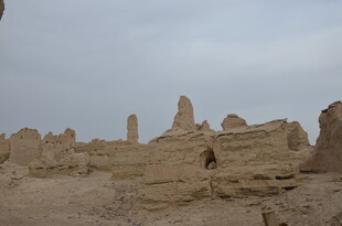 沙漠中的古老土筑遗迹