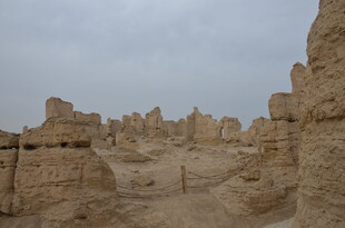 荒凉古城遗址景观