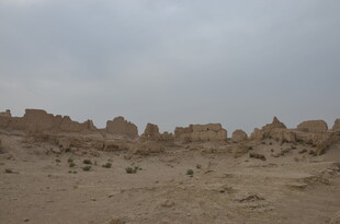 沙漠中的古老建筑遗迹