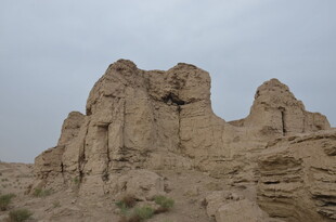 沙漠中的古老土筑遗迹