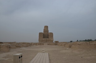 沙漠中的古老建筑遗迹