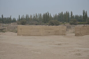 沙漠中的古老土筑遗迹