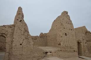 古老土筑遗迹景观