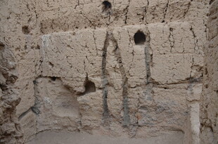 古老土墙的孔洞痕迹