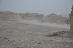 沙漠中行驶的车辆扬起沙尘