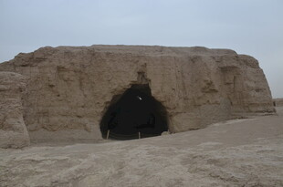 沙漠中的神秘洞穴入口