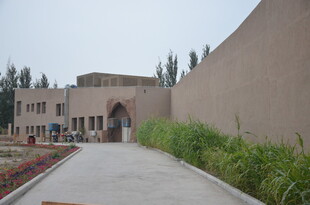 古朴庭院中的幽静小道