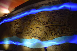 蓝色光带环绕古老石壁