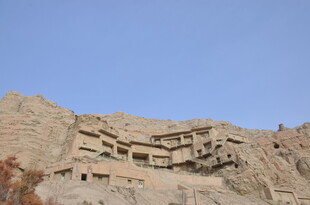 悬崖上的古老建筑奇观