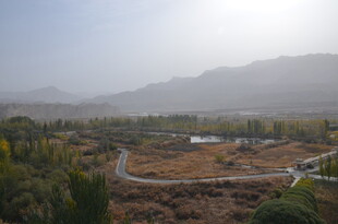 山间蜿蜒公路与葱郁景致