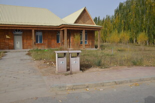 乡村木质房屋及周边景致