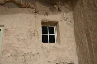 古老墙面的简约小窗