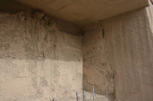 老旧斑驳的室内墙面