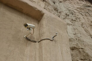 墙上的监控摄像头