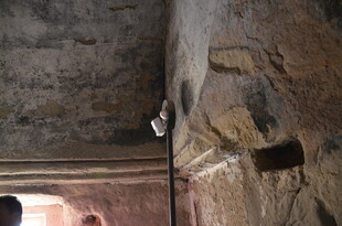 古老墙壁上的神秘孔洞