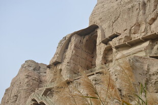 陡峭嶙峋的壮观岩石