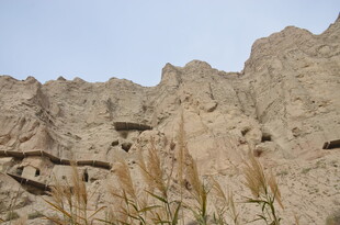 沙漠峭壁上的古老洞穴