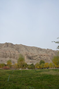 田野边的土山与多彩树木