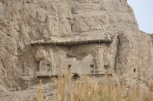 古老崖壁上的神秘建筑遗迹