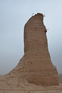 沙漠中的古老土塔遗迹