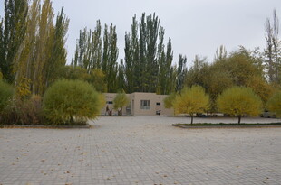 秋日湖边静谧小屋