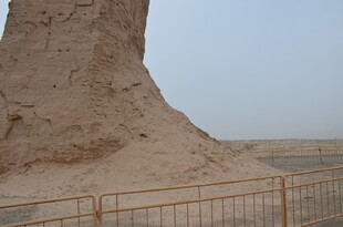 沙漠中的古老土柱遗迹