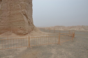 沙漠中的古老土壁遗迹