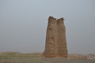 沙漠中的古老残塔