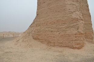 沙漠中的古老土制建筑遗迹