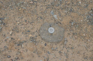 地面上的金属物件