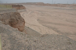 荒凉沙地与土坡景观
