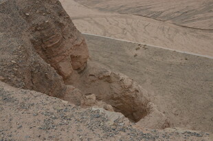 沙漠中的古老洞穴遗迹