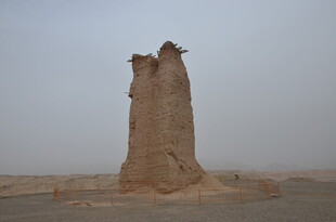 沙漠中的古老土制建筑遗迹