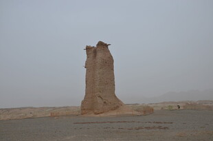 沙漠中的古老双塔遗迹