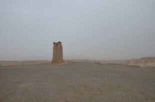 沙漠中的古老孤塔