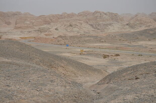 荒漠中的开阔地形景观