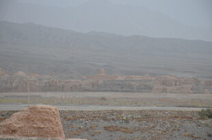 雾中朦胧的田野与远山