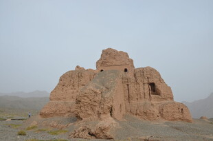 古老神秘的沙漠中的土建筑