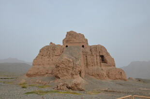 沙漠中的古老建筑遗迹