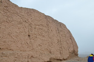 古老土墙 旅人驻足观赏