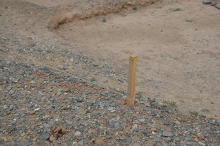 地面上的黄色标杆