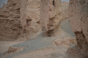 沙漠中的奇特土岩地貌