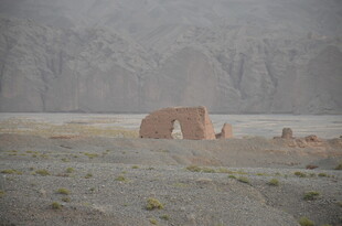 荒凉旷野中的奇特岩石景观